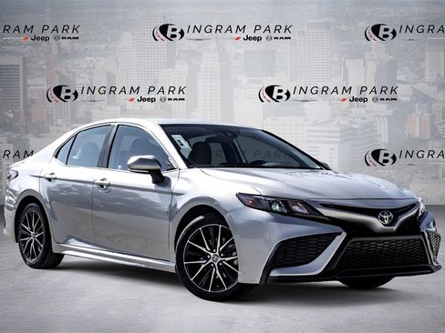 Used 2024 Toyota Camry SE image 1