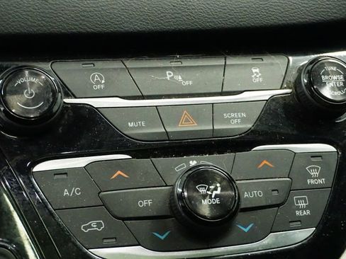 Used 2018 Chrysler Pacifica Touring-L Plus image 24