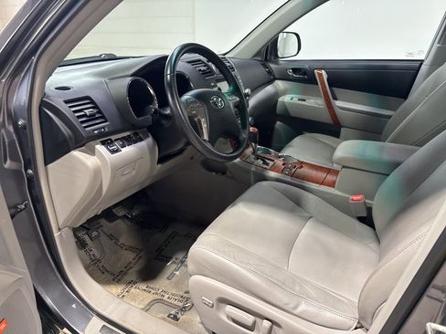 Used 2010 Toyota Highlander Limited AWD/4WD image 25