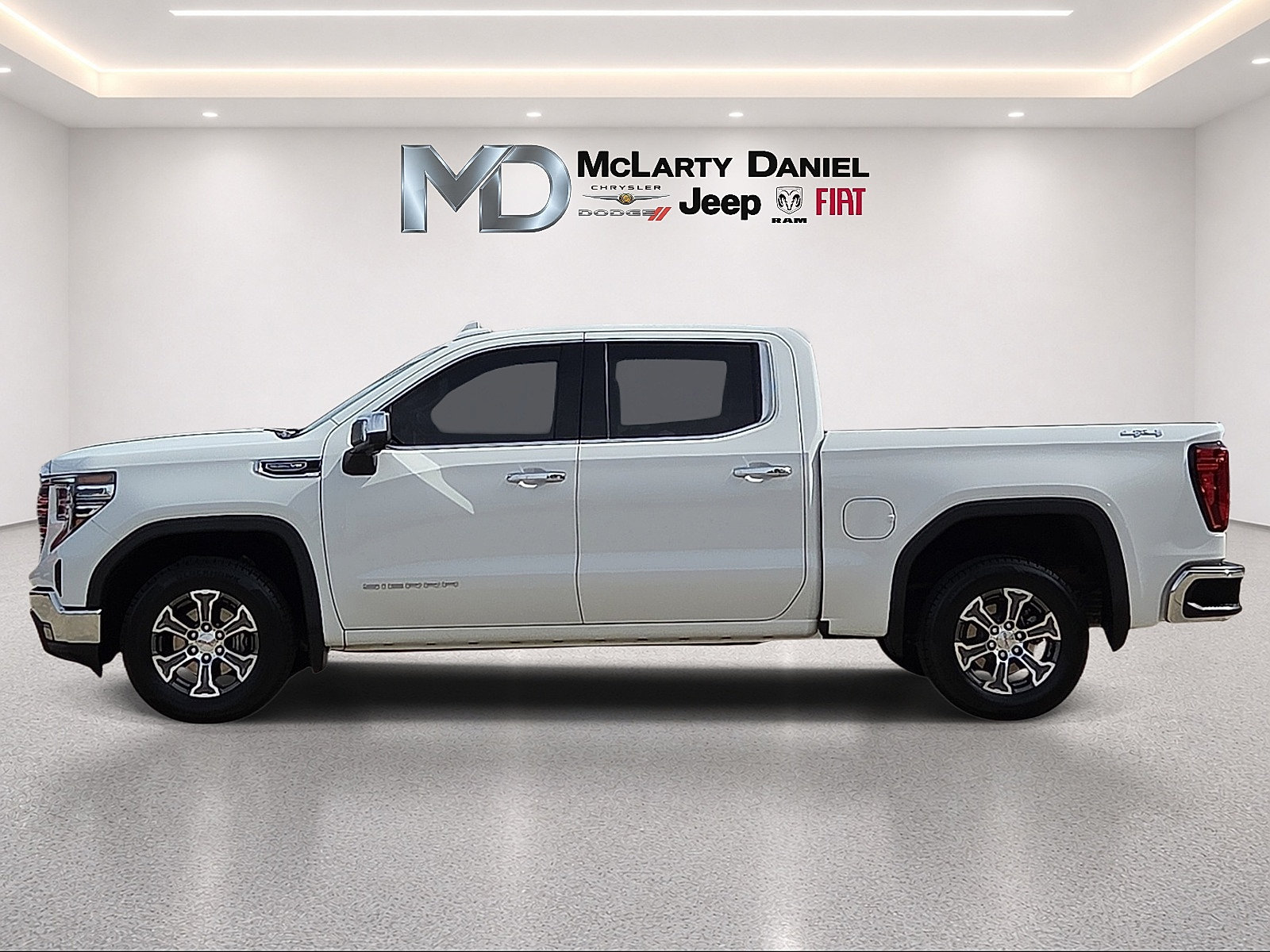 Used 2025 GMC Sierra 1500 SLT AWD/4WD image 3