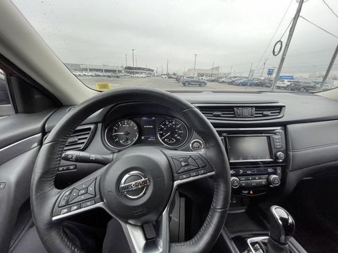 Used 2018 Nissan Rogue SV image 26