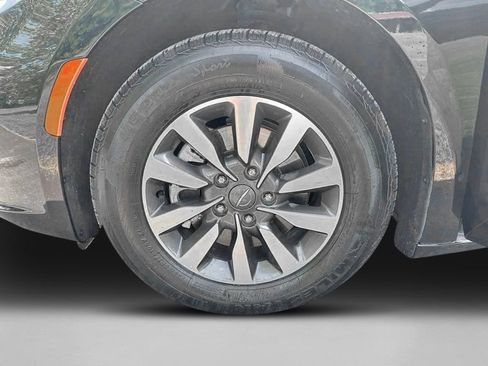 Used 2023 Chrysler Pacifica Touring-L FWD image 10
