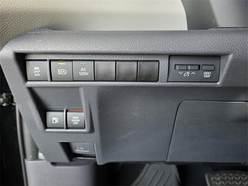 Used 2022 Toyota Sienna XLE image 28