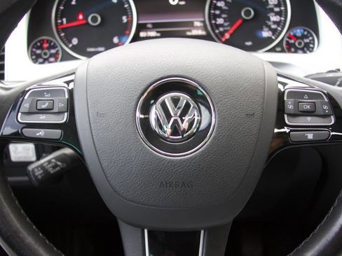 Used 2016 Volkswagen Touareg TDI AWD/4WD image 32