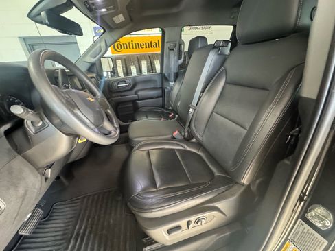 Used 2023 Chevrolet Silverado 2500 Custom w/ Custom Value Package image 17