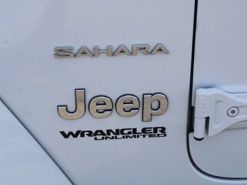 Used 2022 Jeep Wrangler Unlimited Sahara w/ Cold Weather Group AWD/4WD image 8