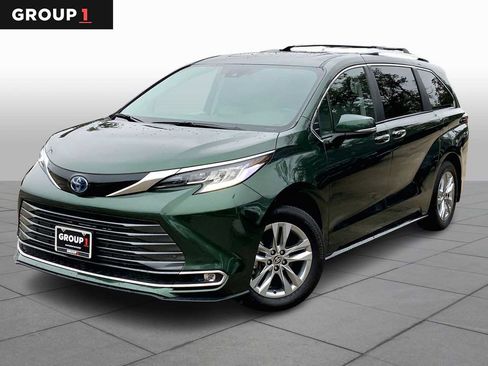 Used 2024 Toyota Sienna Limited image 1