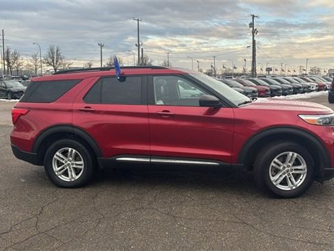 Certified 2021 Ford Explorer XLT w/ Equipment Group 202A image 3