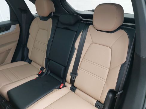 Certified 2024 Porsche Cayenne w/ Premium Package Plus (PFM) AWD/4WD image 16