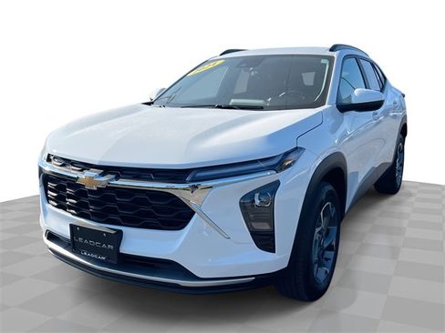 Used 2024 Chevrolet Trax LT w/ Driver Confidence Package image 1