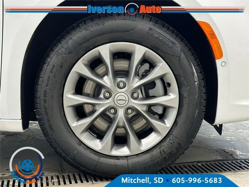 New 2026 Chrysler Pacifica Select image 11