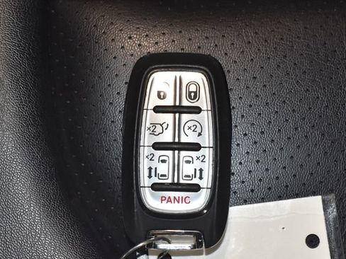 Certified 2024 Chrysler Pacifica Touring-L FWD image 22