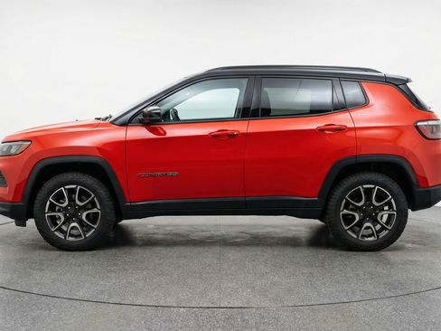 Used 2025 Jeep Compass Trailhawk image 5