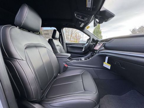 New 2025 Jeep Grand Cherokee Limited w/ Luxury Tech Group II AWD/4WD image 17