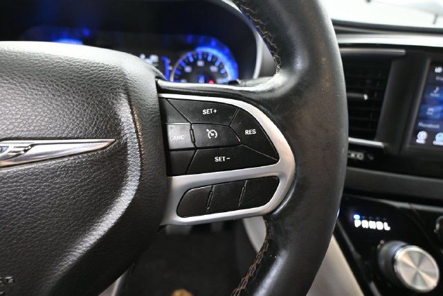 Used 2020 Chrysler Pacifica Touring-L FWD image 21