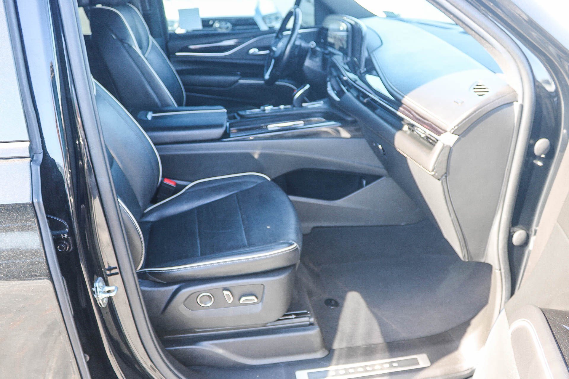 Used 2021 Cadillac Escalade Sport w/ Driver Assist Tech Package AWD/4WD image 17