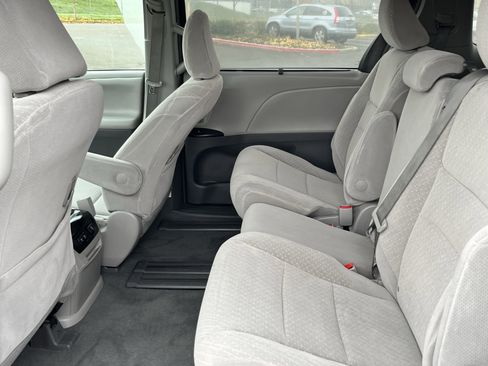 Used 2019 Toyota Sienna LE image 13