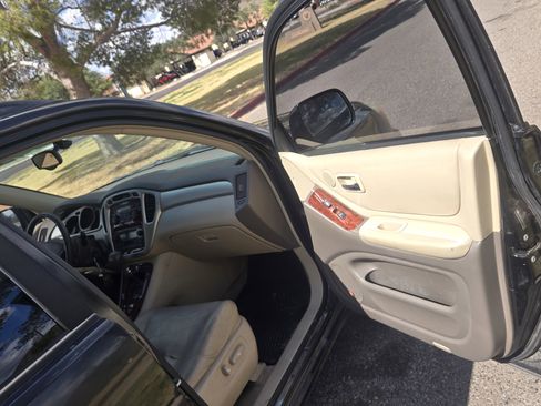 Used 2006 Toyota Highlander 4WD V6 w/ 3rd Row image 20