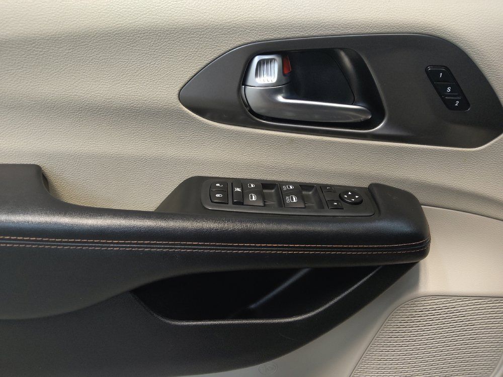 Used 2020 Chrysler Pacifica Touring-L FWD image 27