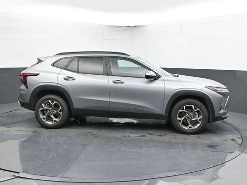 Used 2025 Chevrolet Trax LT FWD image 4