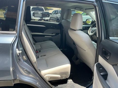 Used 2019 Toyota Highlander LE FWD image 10