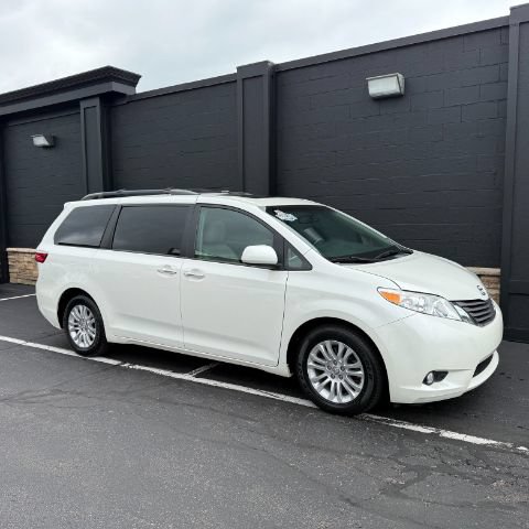 Used 2017 Toyota Sienna XLE Premium FWD image 8