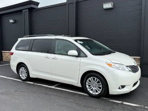 Used 2017 Toyota Sienna XLE Premium FWD image 8