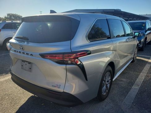 Used 2021 Toyota Sienna LE image 4