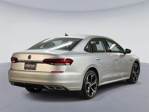 Used 2020 Volkswagen Passat 2.0T R-Line image 10
