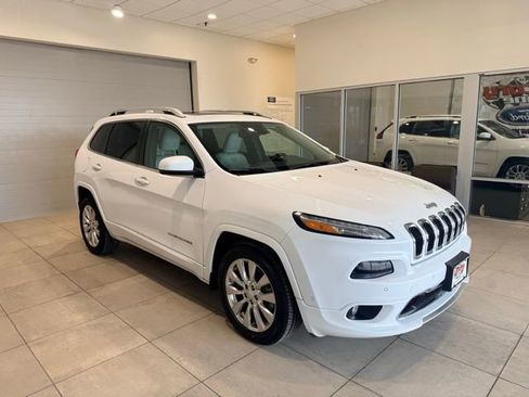Used 2018 Jeep Cherokee Overland w/ Technology Group image 3
