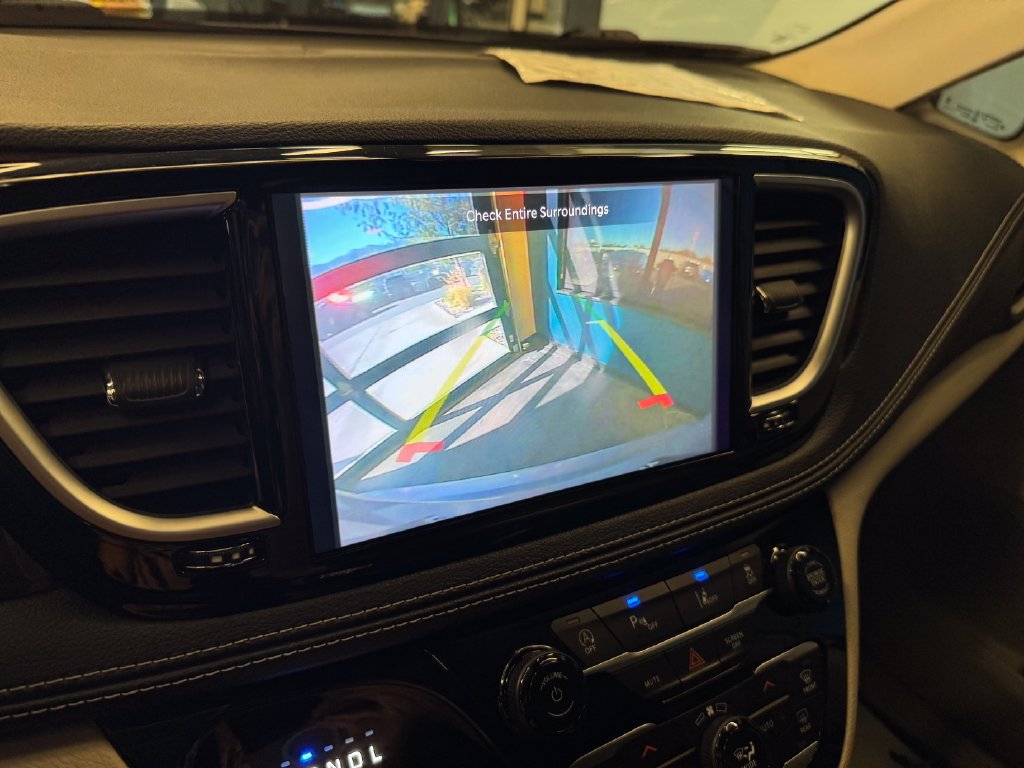 Used 2023 Chrysler Pacifica Limited FWD image 14