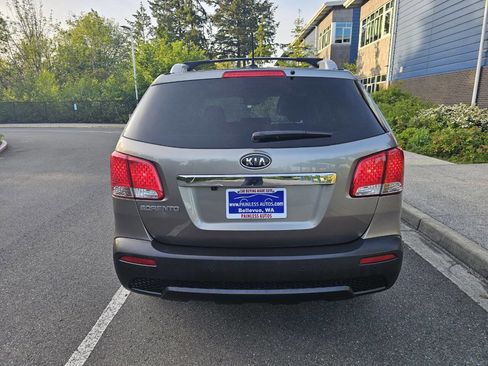 Used 2011 Kia Sorento LX w/ Convenience Pkg image 10