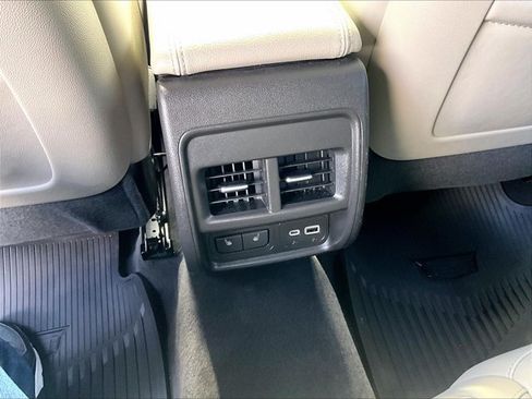Used 2023 Cadillac XT4 Luxury w/ Cold Weather Package FWD image 24