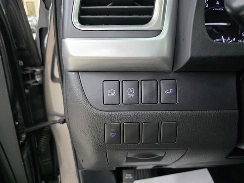 Used 2017 Toyota Highlander SE FWD image 39