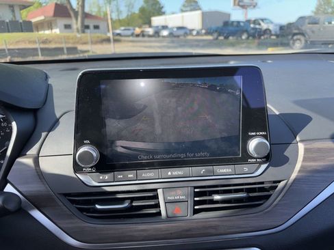 Used 2025 Nissan Altima 2.5 SV image 14