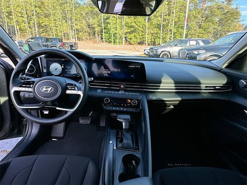 Used 2024 Hyundai Elantra SEL image 3