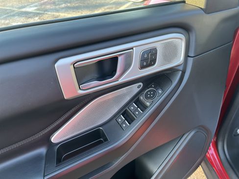 Used 2020 Ford Explorer Platinum w/ Premium Technology Package image 11