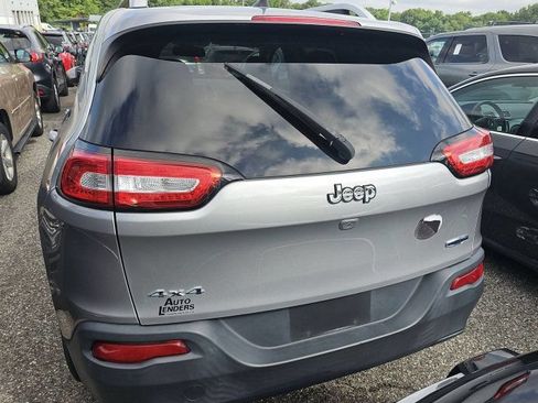 Used 2017 Jeep Cherokee Latitude w/ True North Edition AWD/4WD image 5