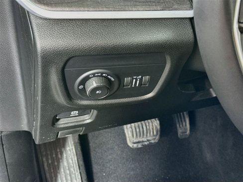 Used 2025 Jeep Grand Cherokee Limited w/ Black Appearance Package AWD/4WD image 13