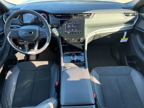 New 2025 Jeep Grand Cherokee Altitude image 6