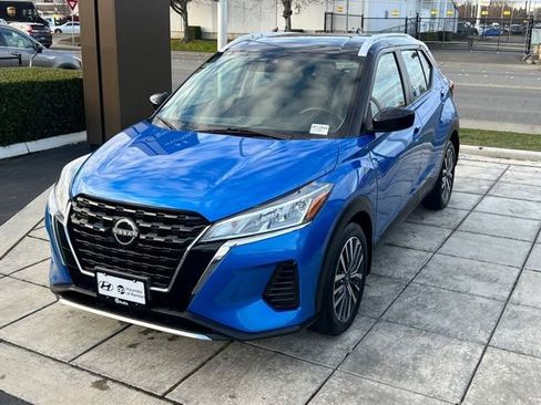 Used 2023 Nissan Kicks SV image 3