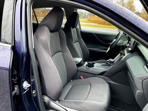 Used 2023 Toyota Venza LE image 7