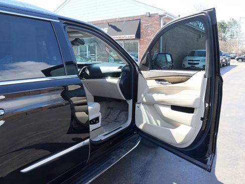 Used 2020 Cadillac Escalade Luxury RWD image 10
