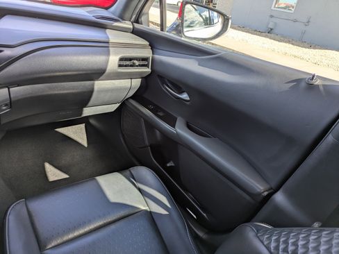 Used 2020 Lexus UX 200 image 18