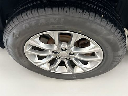 Used 2020 Jeep Cherokee Latitude Plus w/ Cold Weather Group image 29