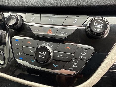 Used 2020 Chrysler Pacifica Touring-L Plus FWD image 40