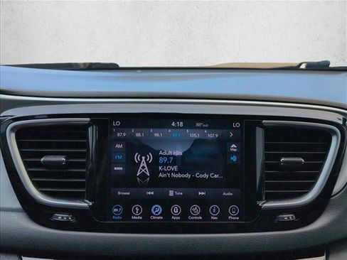 Used 2018 Chrysler Pacifica Touring-L Plus FWD image 18