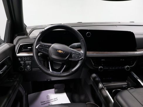 Used 2025 Chevrolet Suburban Premier image 16