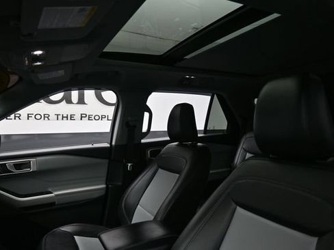 Used 2022 Ford Explorer XLT w/ Equipment Group 202A AWD/4WD image 18