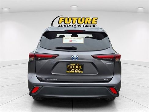 Certified 2024 Toyota Highlander XLE image 6